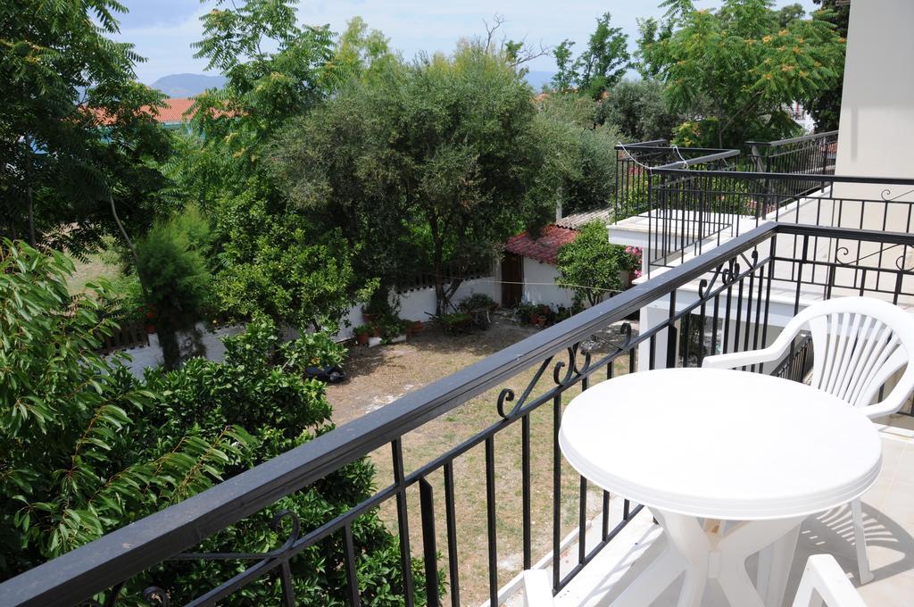Vicky'S Garden Apartment Kalamaki  Exterior photo